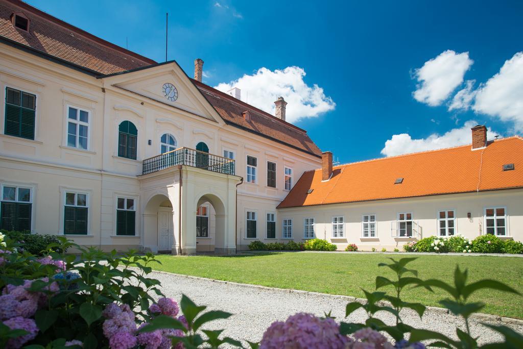 Zamek Dukovany Hotel Екстериор снимка